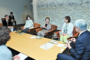 「完成の報告に磯田市長を訪れました」の画像