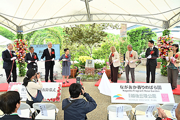 「銘板設置の除幕式」の画像1