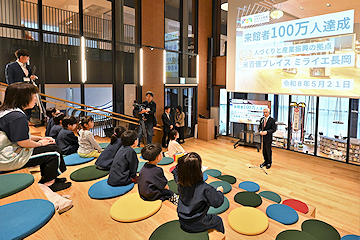 「施設は11月に全館オープンを予定」の画像
