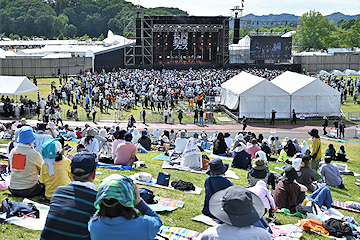 「豪華アーティストが登場」の画像1
