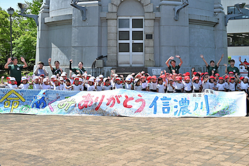 「手作りの横断幕と元気いっぱいの歌を披露」の画像1