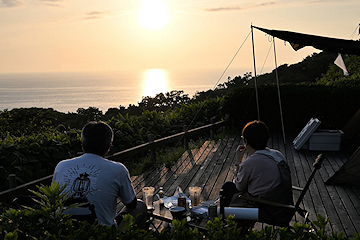 「日本海と海に沈む美しい夕日」の画像
