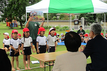 「園を訪れた磯田市長」の画像1