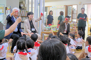 「園のシソで仕込んだジュースでお祝い」の画像
