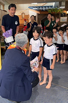 「園児から手作りの花束を受け取った磯田市長」の画像1