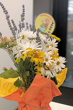 「園児から手作りの花束を受け取った磯田市長」の画像2