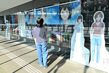 「映画に登場する長岡の風景や登場人物などのパネルを展示中」の画像