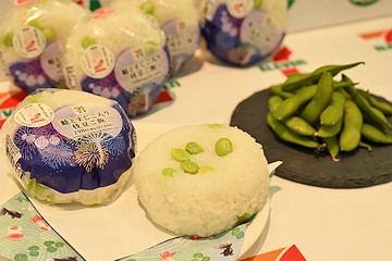 「鮭とすじこ入り　枝豆ご飯おむすび」の画像