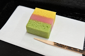 「河井家の家紋「かたばみ」をイメージした和菓子」の画像