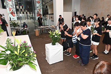「鎮魂たむけの花」の画像