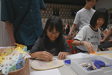 「小国和紙花火うちわ作り」の画像