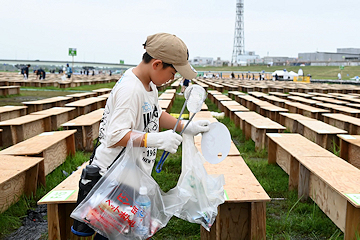 「延べ約2,400人が会場の清掃を行いました」の画像1