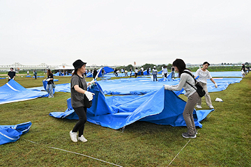 「延べ約2,400人が会場の清掃を行いました」の画像2