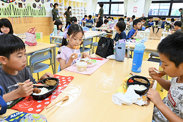 「献立はカレーと日替わり副食の2種類」の画像