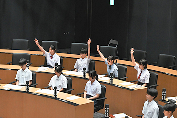 「大人顔負けの鋭い質問を投げ掛けました」の画像