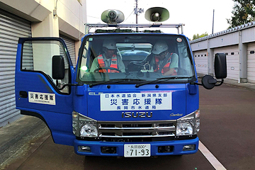 「応急給水隊の2トン給水車とともに現地へ出発」の画像1