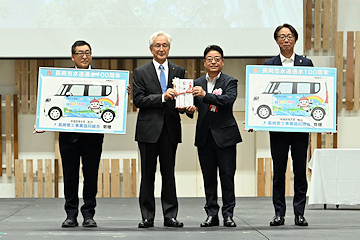 「自動車が寄贈されました」の画像