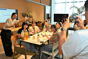 「会場は笑顔あふれる雰囲気に」の画像