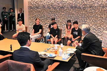 「両校の代表児童7人が磯田市長と教育長を訪問」の画像