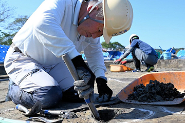 「発掘調査の現場を間近で見学」の画像1