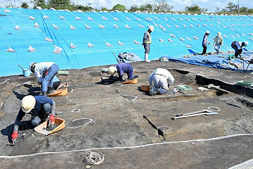 「発掘調査の現場を間近で見学」の画像4