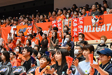 「2,301人のブースターが選手たちに熱い声援を送りました」の画像