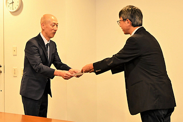 「辞令を受け取った大矢さん」の画像