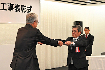 「磯田市長が受賞者一人ひとりに表彰状を手渡しました」の画像2