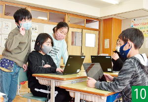 タブレット端末を活用グループで学習する日吉小学校３年生画像