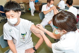 市内の病院でワクチン接種を受ける医療従事者画像