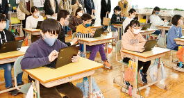 授業でタブレット端末を利用する児童（日吉小学校）画像