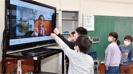 入院中の児童がビデオ通話で参加した朝の会（和島小学校）画像