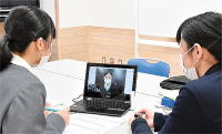 日本語指導が必要な子どもと保護者を対象に、面談や授業画像