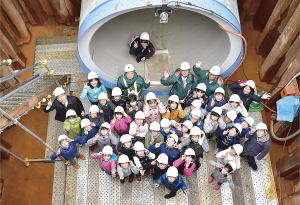 「雨水貯留管と内部を見学した新町小学校の児童たち」の画像