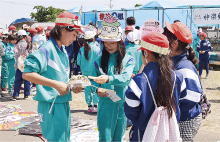 「大凧は勝負も、いつもは仲良し」の画像