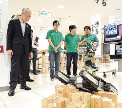 「報告会でのデモンストレーション」の画像