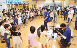 「輝く笑顔で、元気良く」の画像
