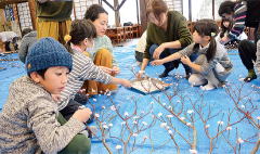 まゆ玉飾り体験の様子