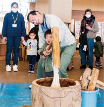 餅つき体験の様子