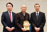 「外山脩造賞」に安達紙器工業の画像