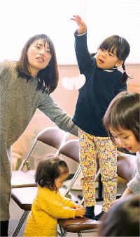 ひらひらと舞う光景に興味津々な様子