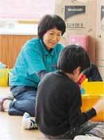 児童に学習支援をする介助員画像