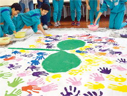 中之島中央小学校の児童による大凧の絵付け体験画像