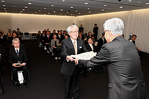 「表彰式」の画像