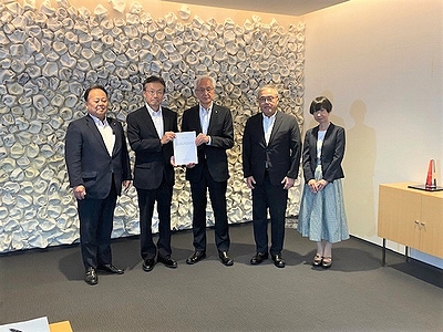 「監査委員が市長に決算審査意見書を提出」の画像