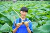 「野菜ソムリエプロの緒方湊さん、長岡のブランド野菜「大口れんこん」の生産地へ」の画像