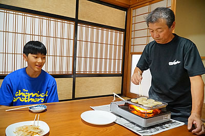 「れんこんを焼いてくれる髙橋さん」の画像