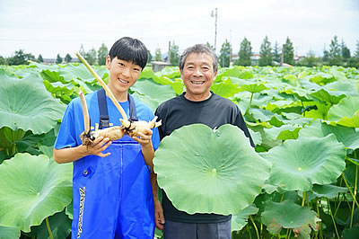 「田んぼを案内してもらった湊さん」の画像