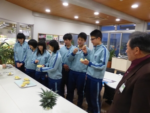 「長岡南中学校3年生の生徒さんと一緒に試食」の画像