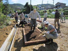 「花壇に土を入れます」の画像